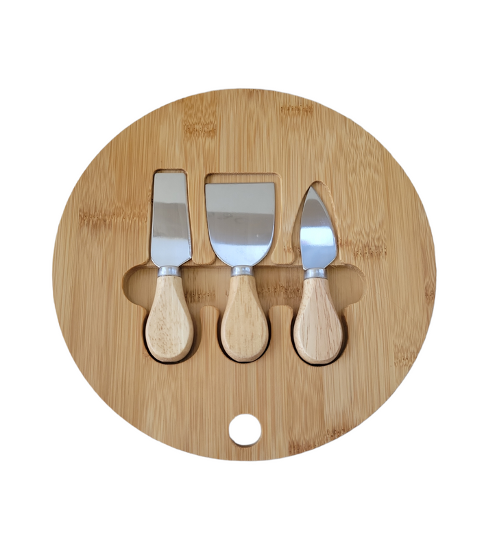 Tabla de madera redonda con 3 cortadores